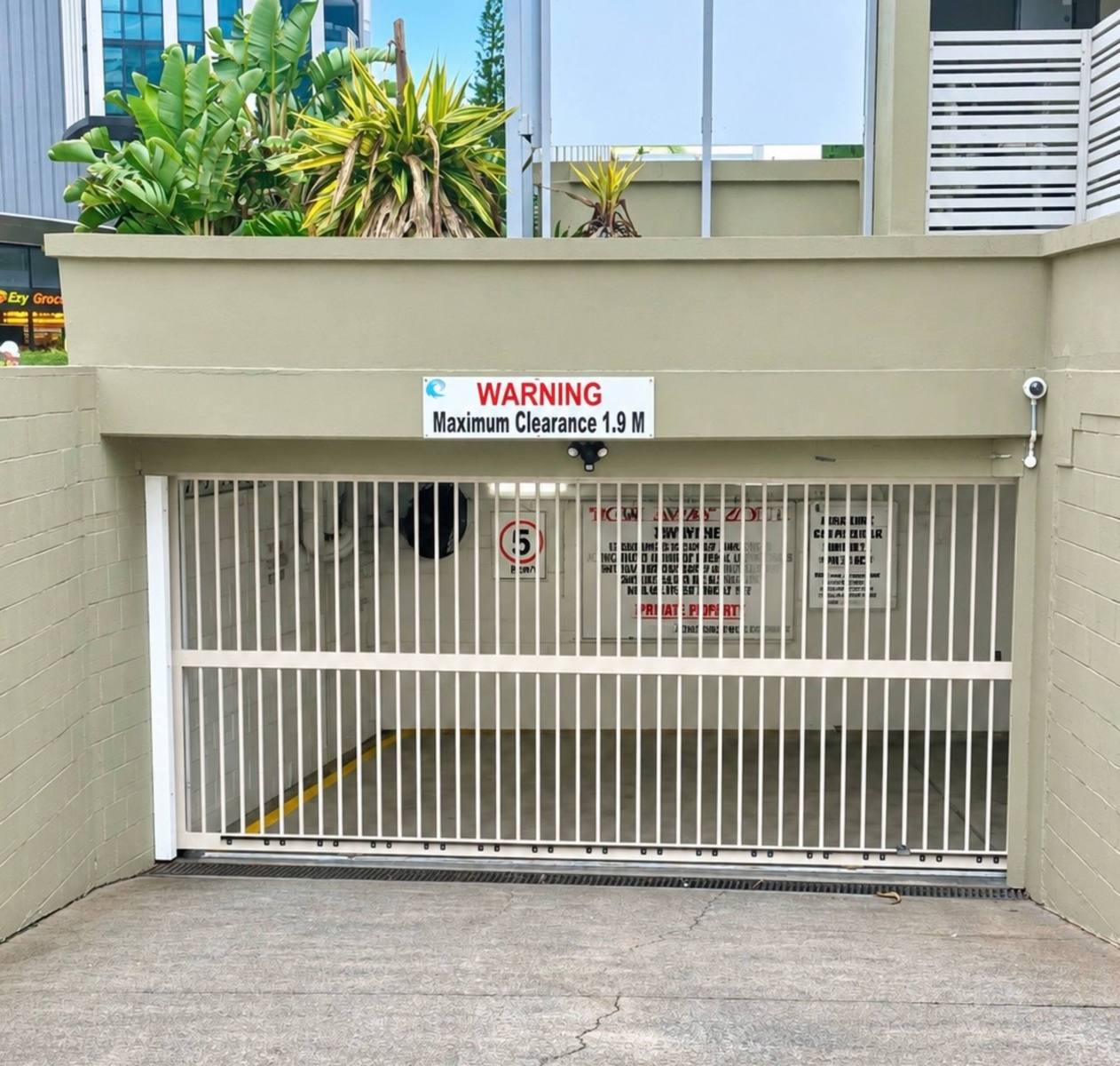 car-prk-entrance