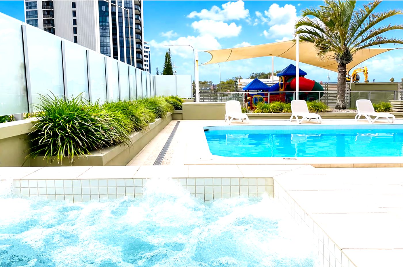 Outdoor swimming pool and spa at the Hi Surf resort, Surfers Paradise